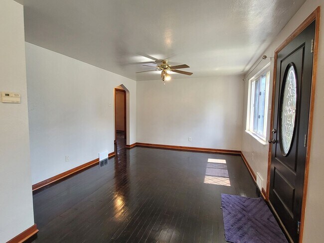 Foto del edificio - Beautiful 3 Bedroom - Castle Shannon