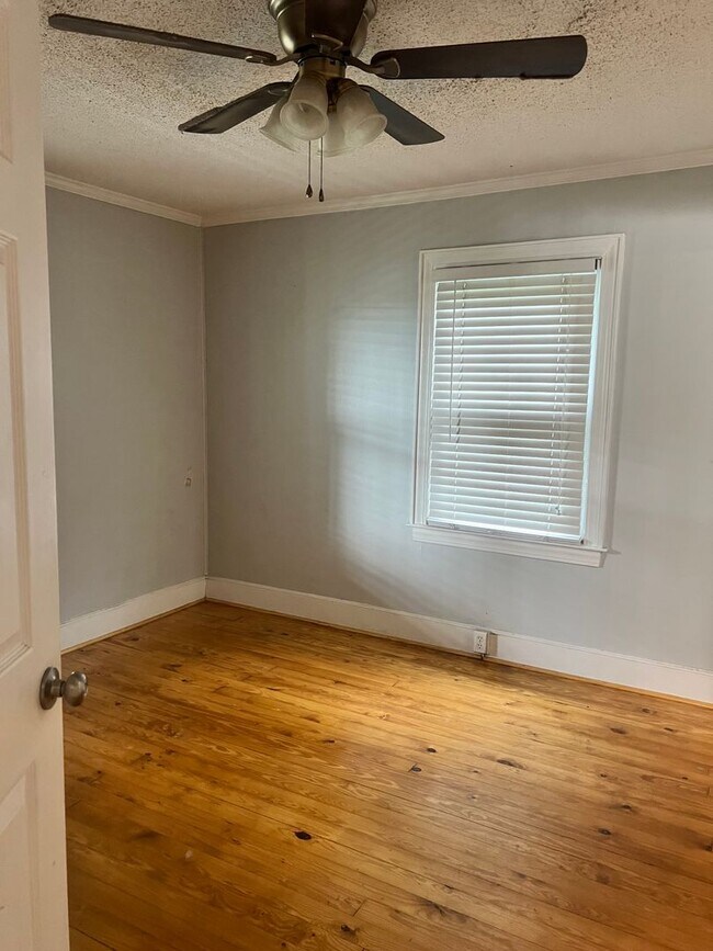 Building Photo - Three Bedroom Two Bath House for Rent in F...