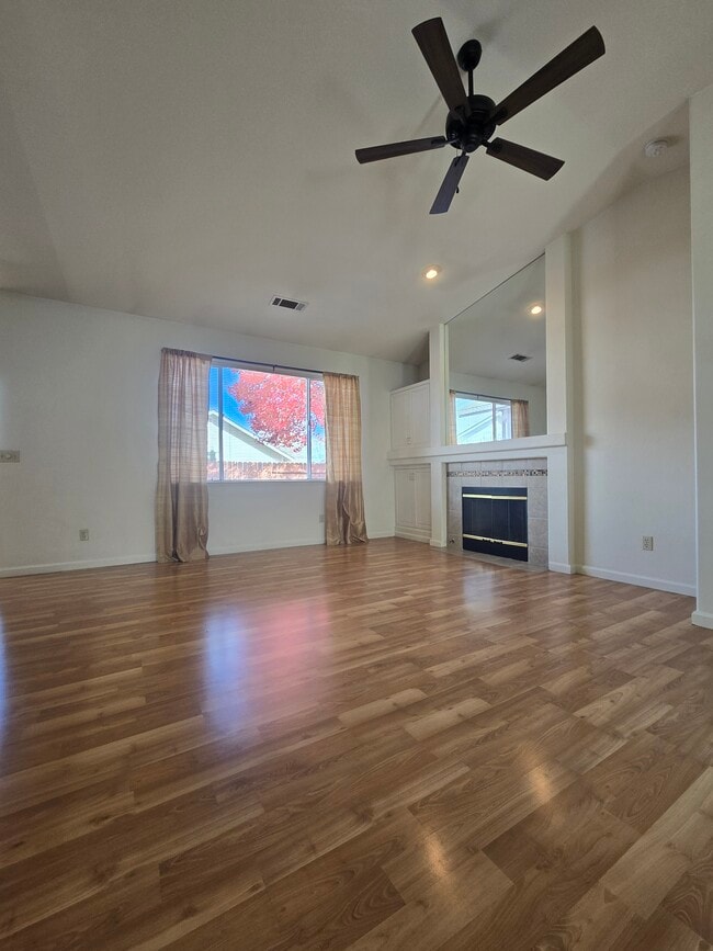 Foto del edificio - 1749 Bougainvillea Dr