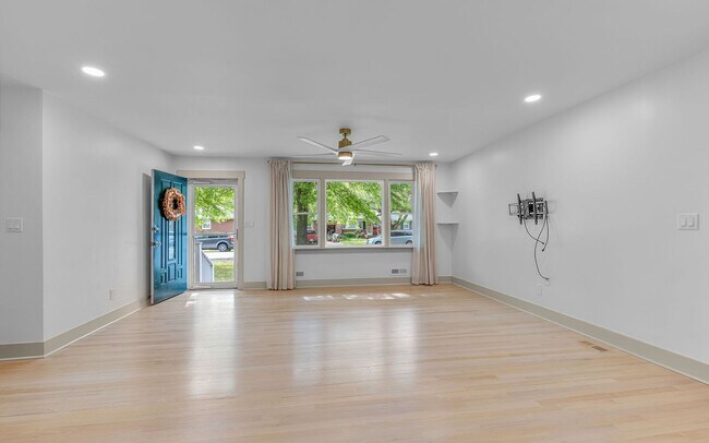 Building Photo - 4812 Bromfield Ave