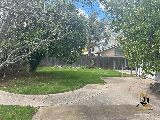 Building Photo - 8824 Piedra Way