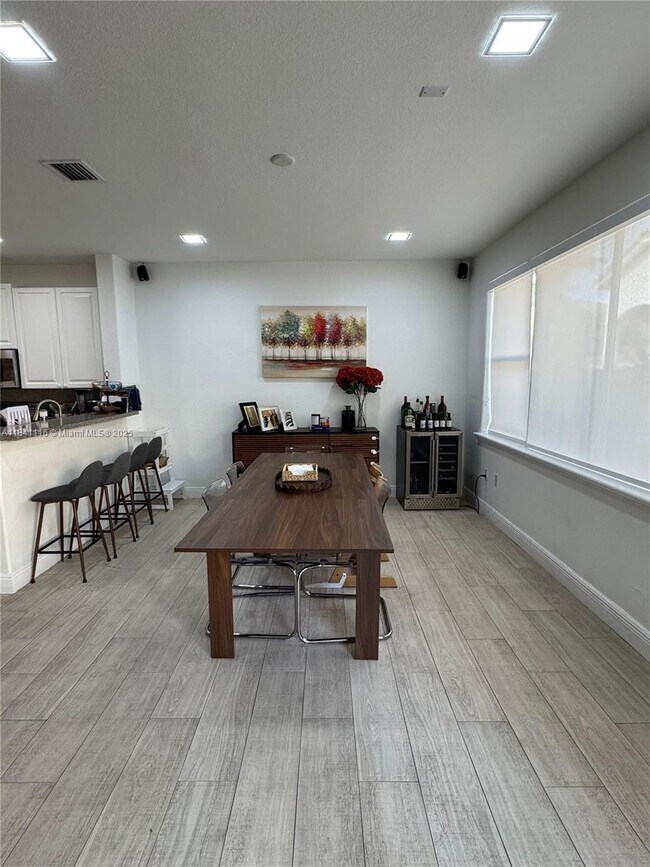 Foto del edificio - 5444 NW 112th Pl