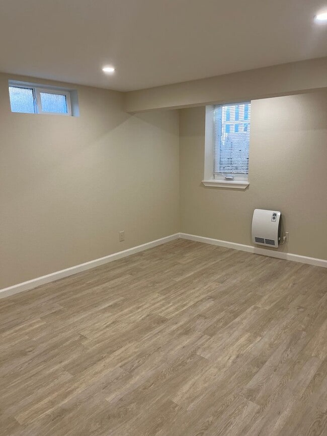 Building Photo - Midtown Cutie