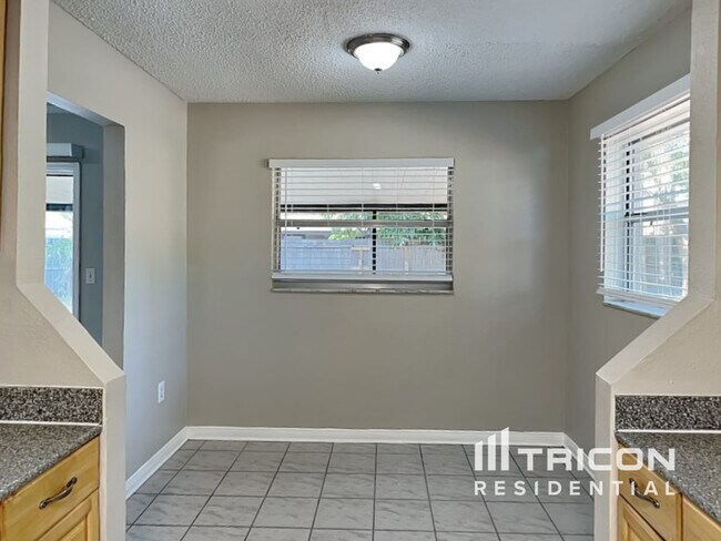 Building Photo - 410 Clara Dr