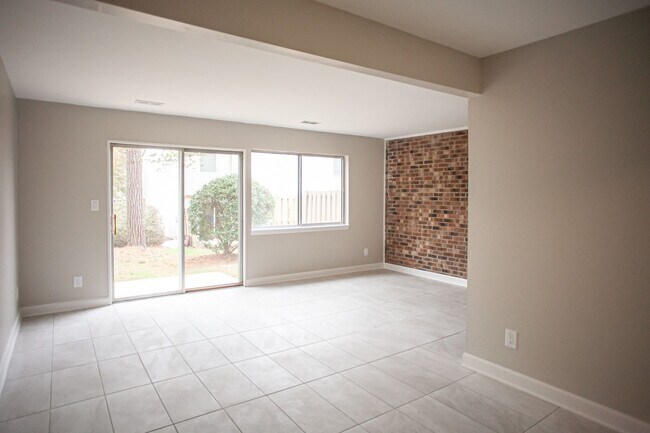 Foto del edificio - A Beautifully Renovated Modern Townhome!