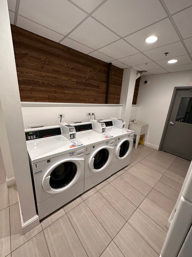 Foto del edificio - 833-835 Beacon St. Unit 2D