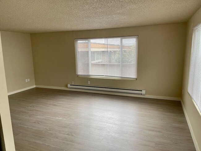 Building Photo - Spacious 2 Bedroom, 1 Bathroom Apartment w...