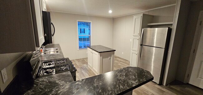 Building Photo - 207 Redwood Ct