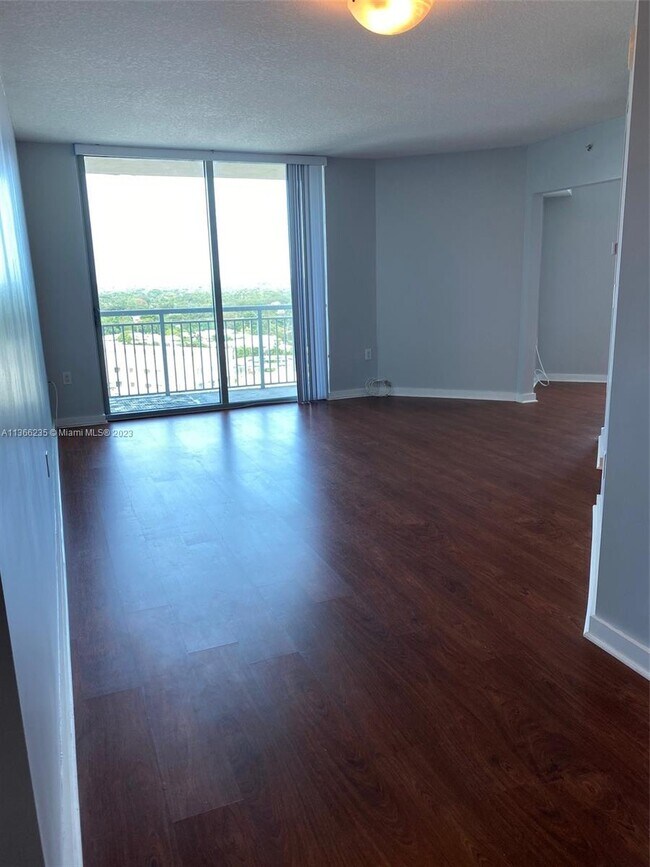 Foto del edificio - 9055 SW 73rd Ct