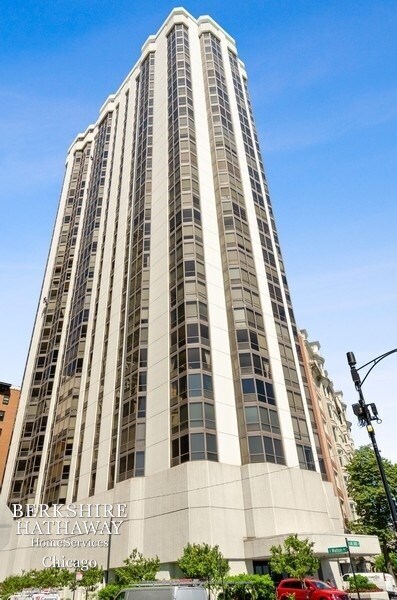 Foto principal - 990 N Lake Shore Drive