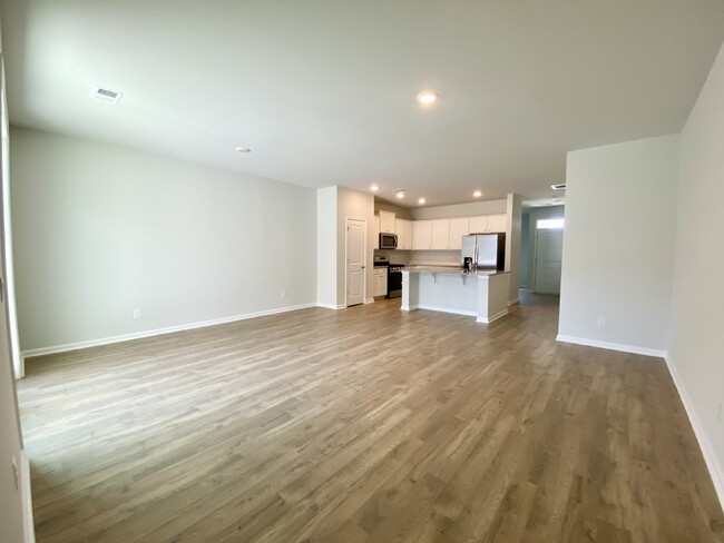 Foto del edificio - Three Bedroom Townhome w/ Garage!