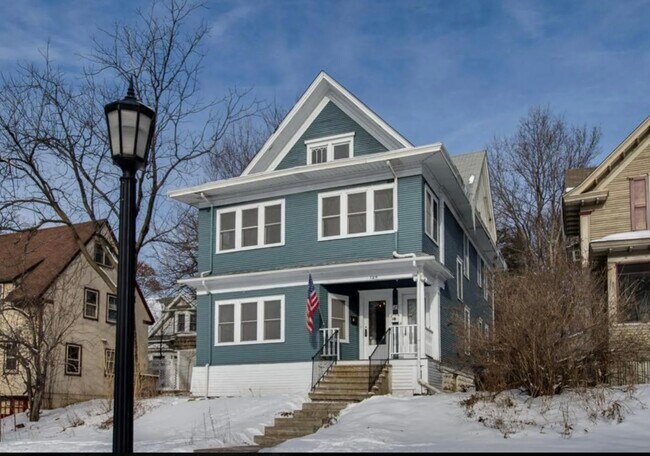 Great duplex with tons of charm - 129 Arthur Ave SE