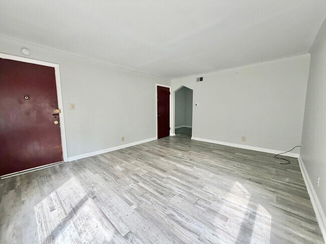 Foto del edificio - 5014 Lillian Dr