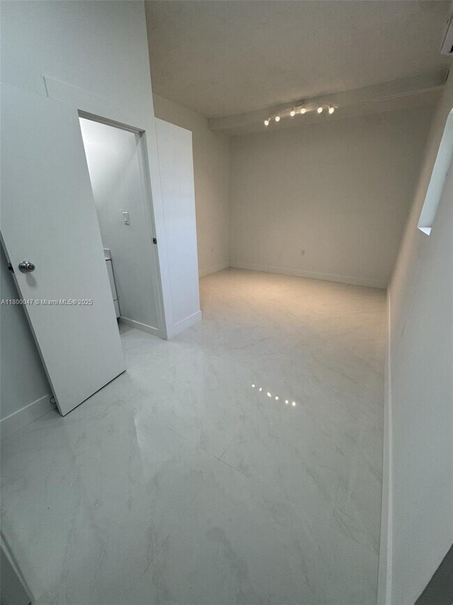 Foto del edificio - 275 W 14th St