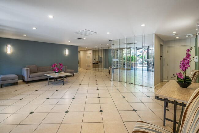 Lobby - 450 S Maple Dr