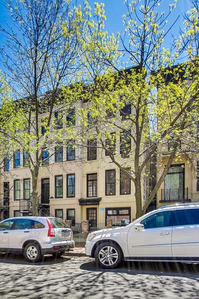 Building Photo - 349 W Belden Ave