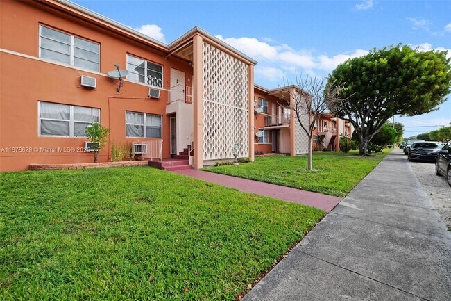 Building Photo - 3571 SW 10th St