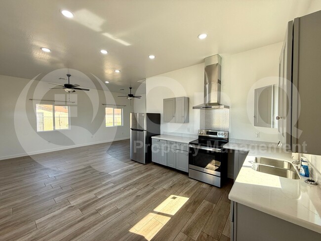 Building Photo - 2939 W Polk St