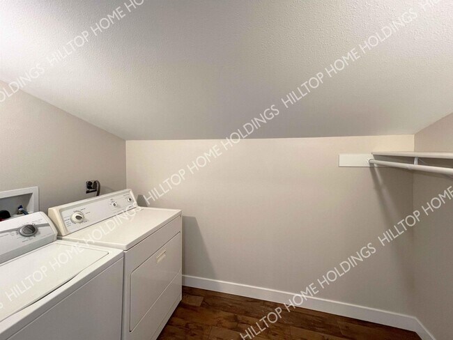 Building Photo - 10 S Oak St