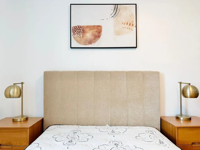 Building Photo - Furnished room/NOT APARTMENT