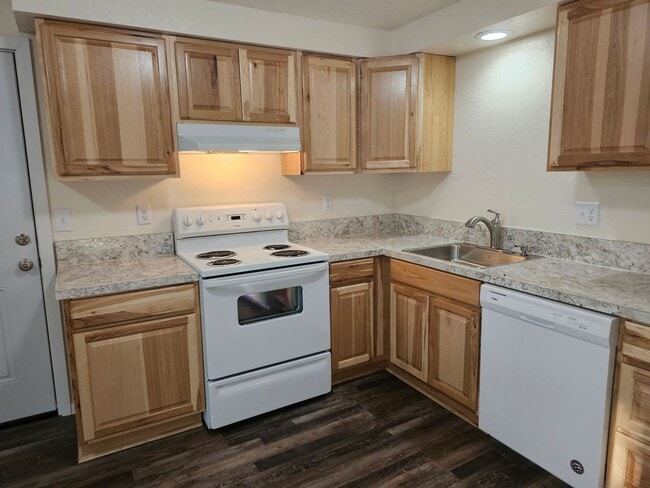 Building Photo - Fully updated 2/1 duplex in Gateway area