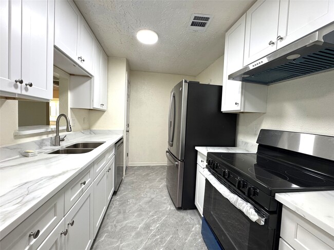 Building Photo - 22611 Braken Carter Ln