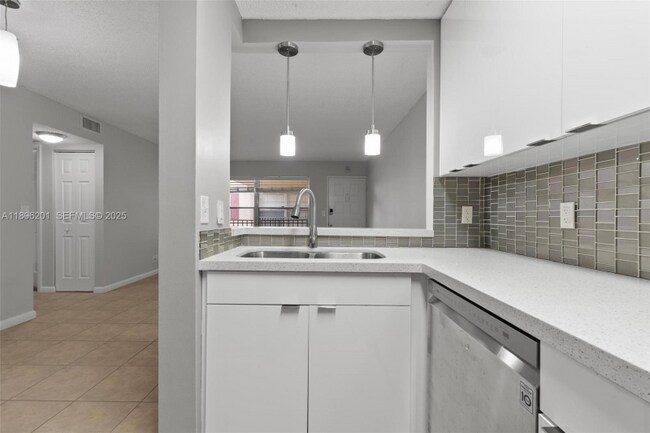 Foto del edificio - 3586 N University Dr