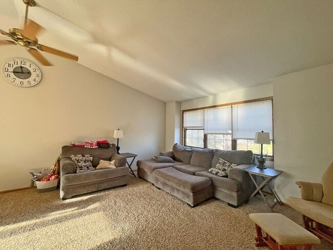 Building Photo - 4Bed*2Bath House*2000 SqFt Vaulted Ceiling...