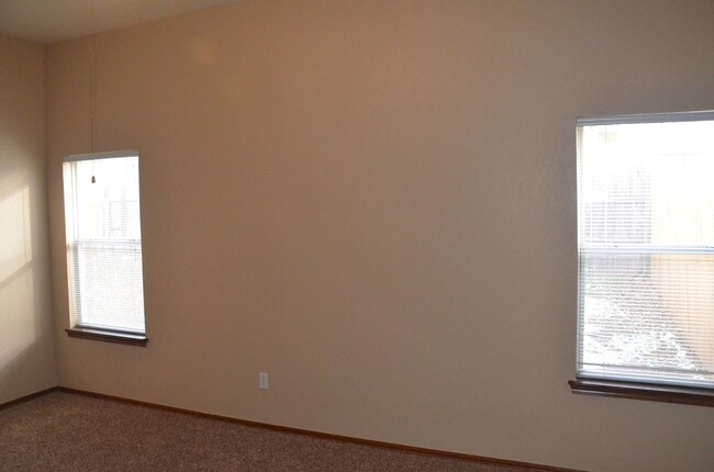 Building Photo - Lots of Room & Great Location