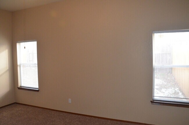 Foto del edificio - Lots of Room & Great Location
