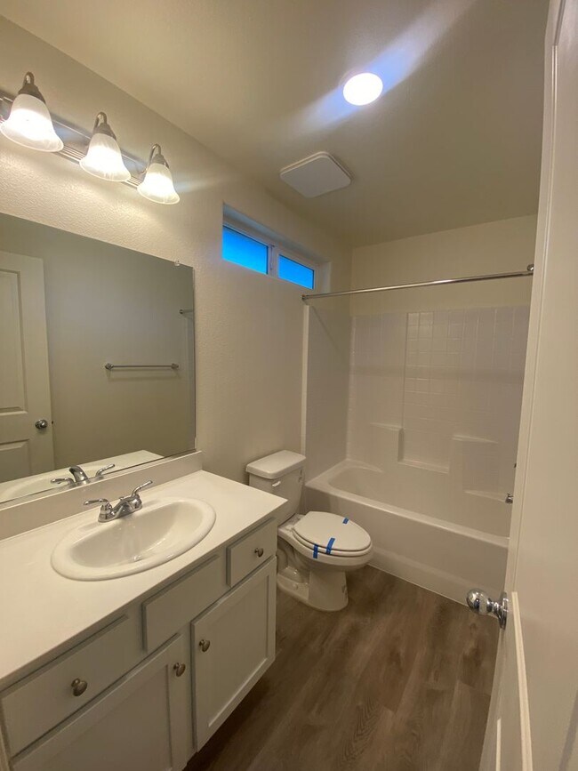 Foto del edificio - Beautiful 4 Bedroom Home Available Now!
