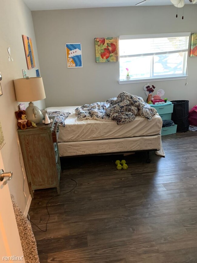 Building Photo - 3 br, 2 bath Apartment - 2810 salado st