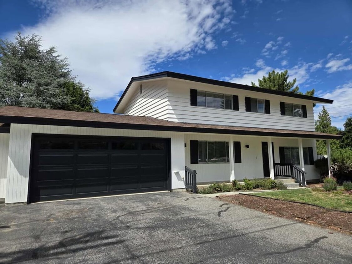 Primary Photo - HUGE Number 2 Canyon ~ ~ 4 bedroom, 3 bath...