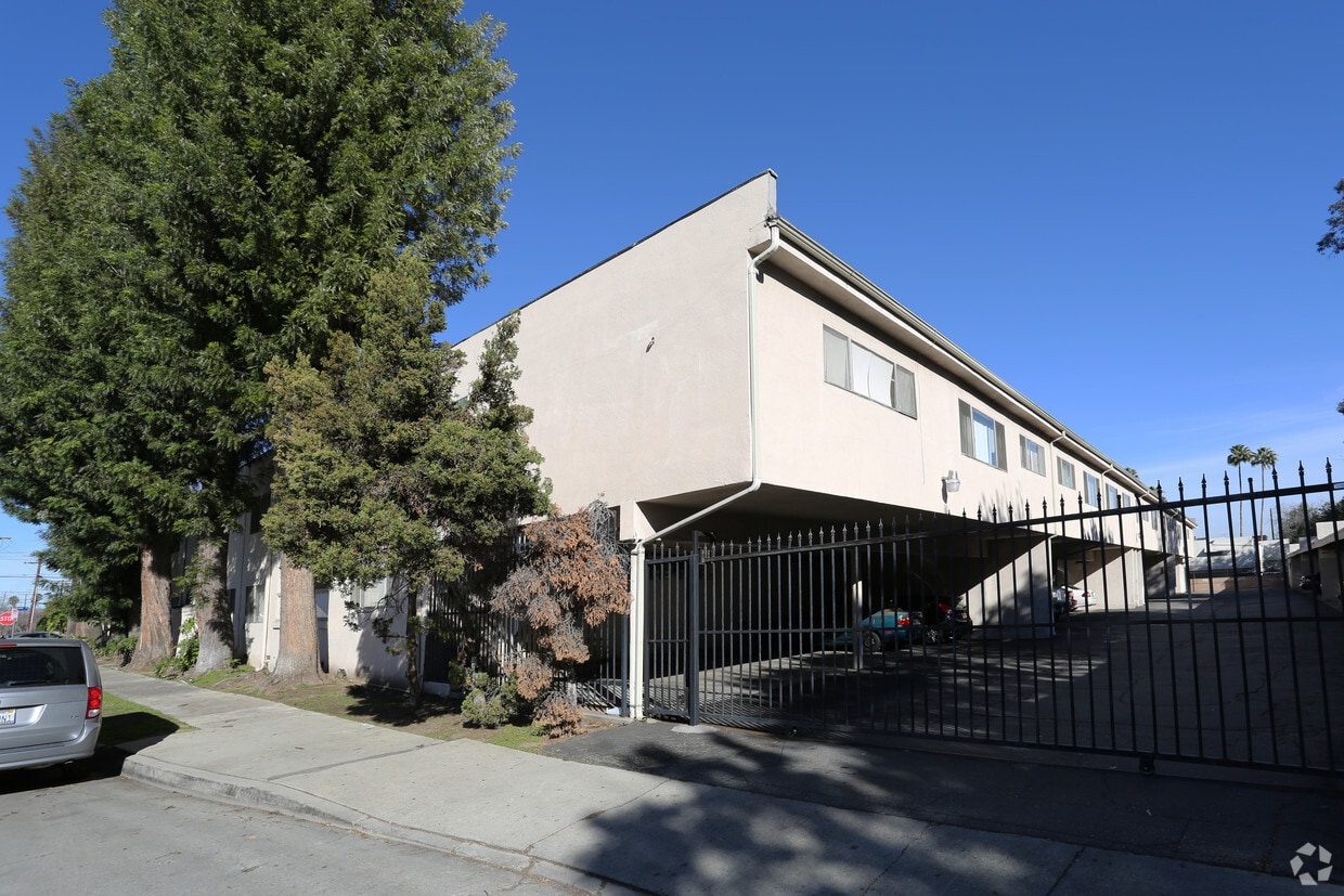 Building Photo - Villa Burbank