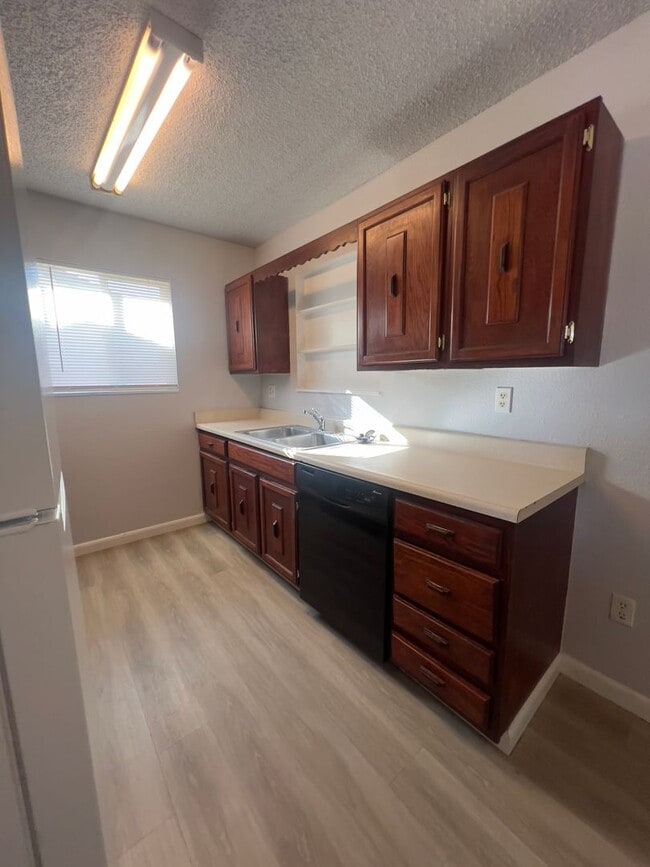 Building Photo - 4 bedroom 1 Bath w/ fenced yard