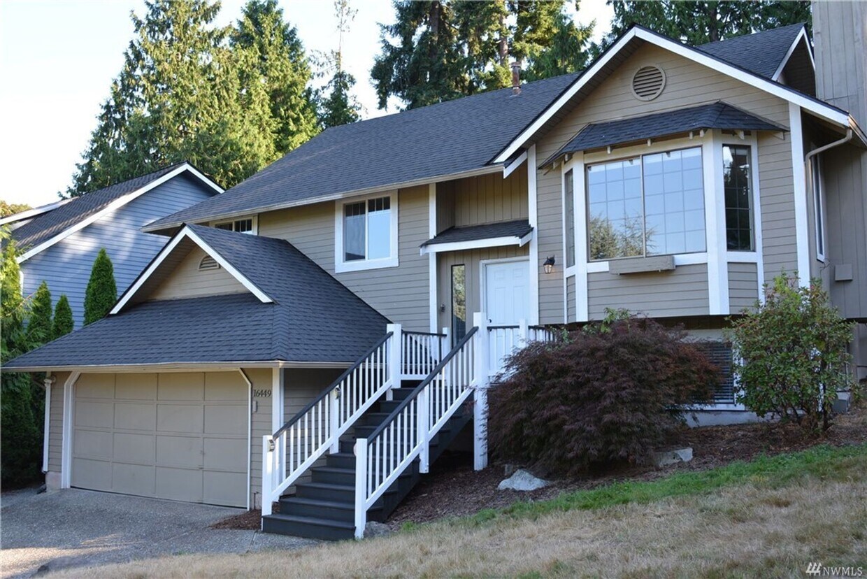 Primary Photo - 4 Bed 2.5 Bath SFR Bellevue