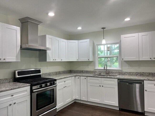 Building Photo - 2032 S Akin Dr