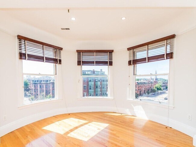 Foto del edificio - Bright 2 Bed in the South End with Roof Deck