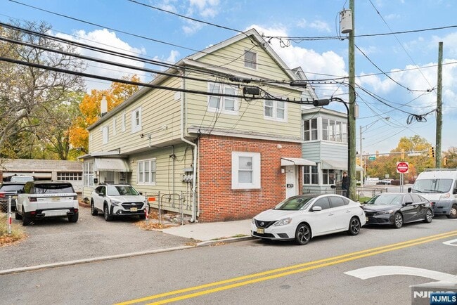 Building Photo - 16 John St