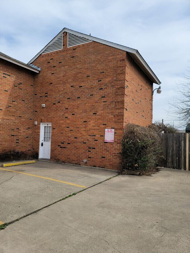 Building Photo - 1400 Darr St