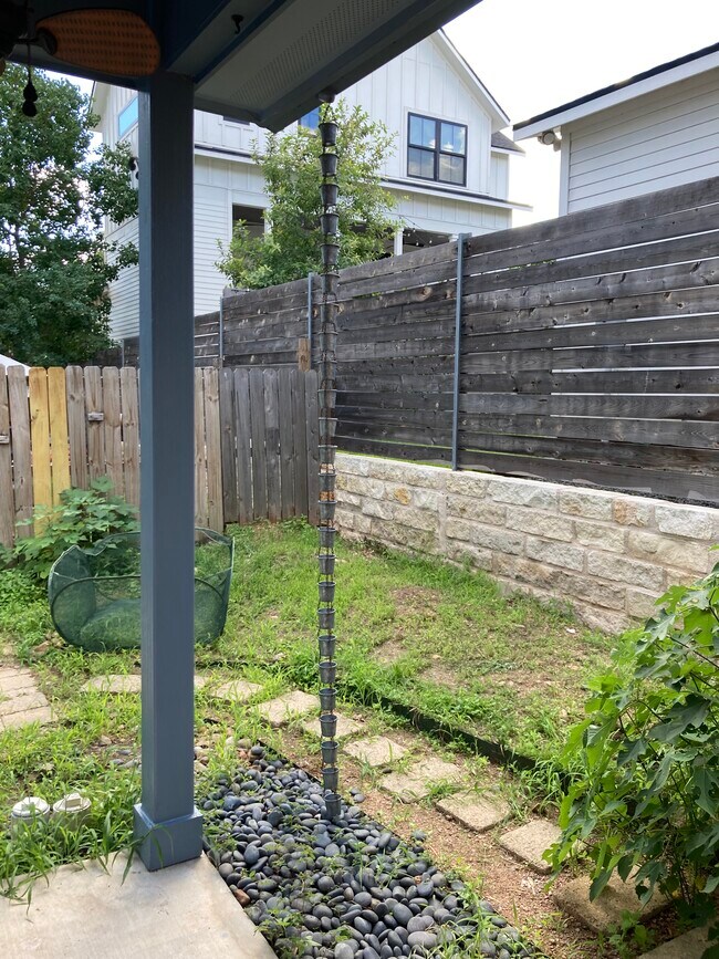 Building Photo - 2004 E 9th St