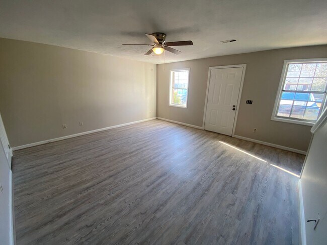 Foto del edificio - 5315 Whisperwood Ct