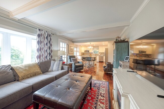 Building Photo - 4 Bedroom 3 1/2 Bath retreat with heated p...