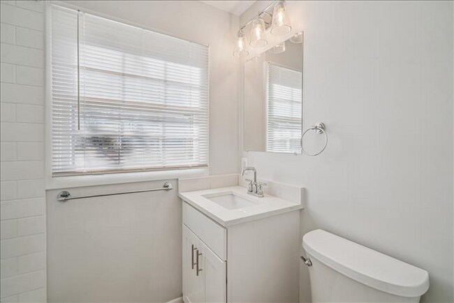 Building Photo - 2820 Belair Dr