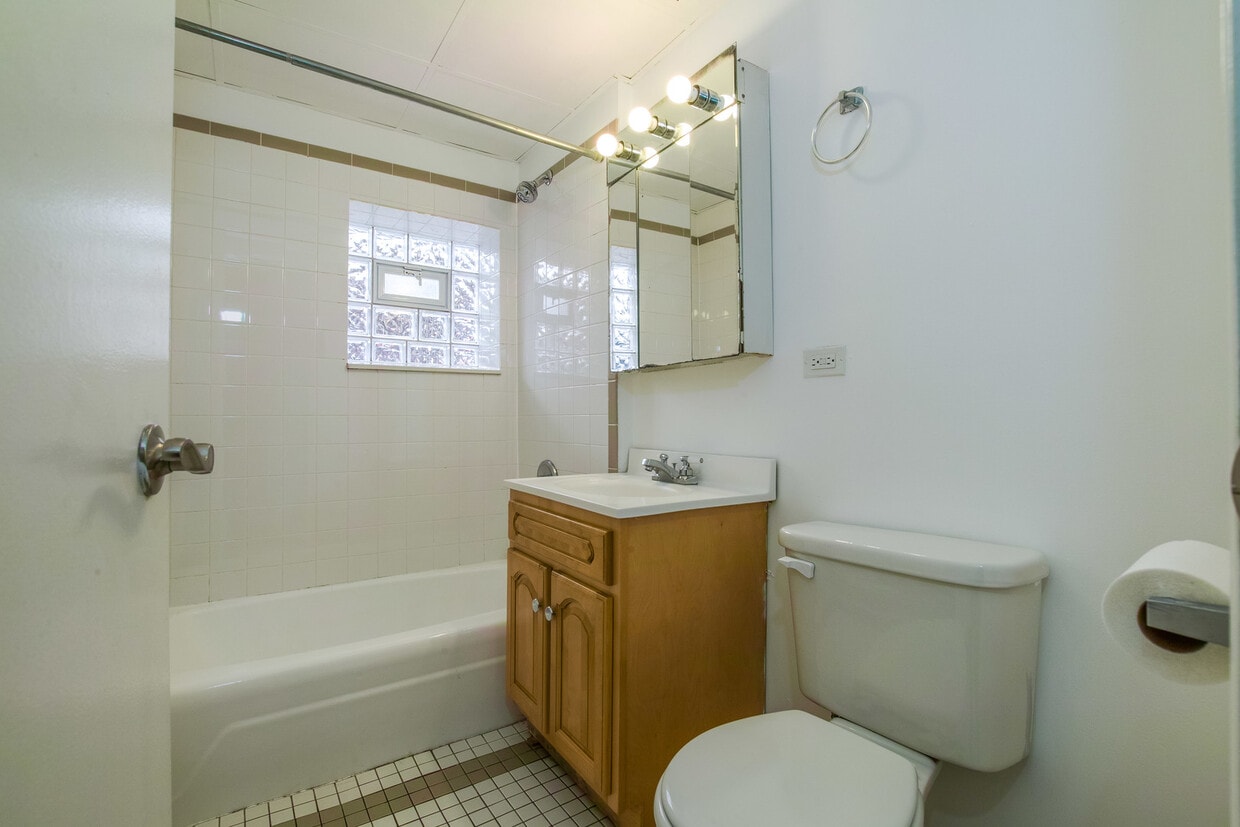 Primary Photo - 738 W Briar Pl