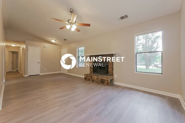 Foto del edificio - 3 Bedroom Pet-Friendly Home in Fairburn, G...