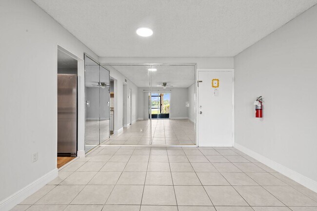 Foto del edificio - 936 Lake Destiny Rd
