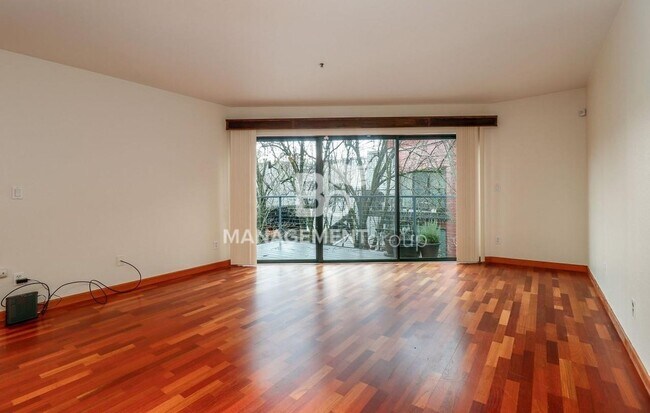Foto del edificio - Spacious Riverfront Condo- Beautiful Condo w/River View from Bedroom! Parking Included!