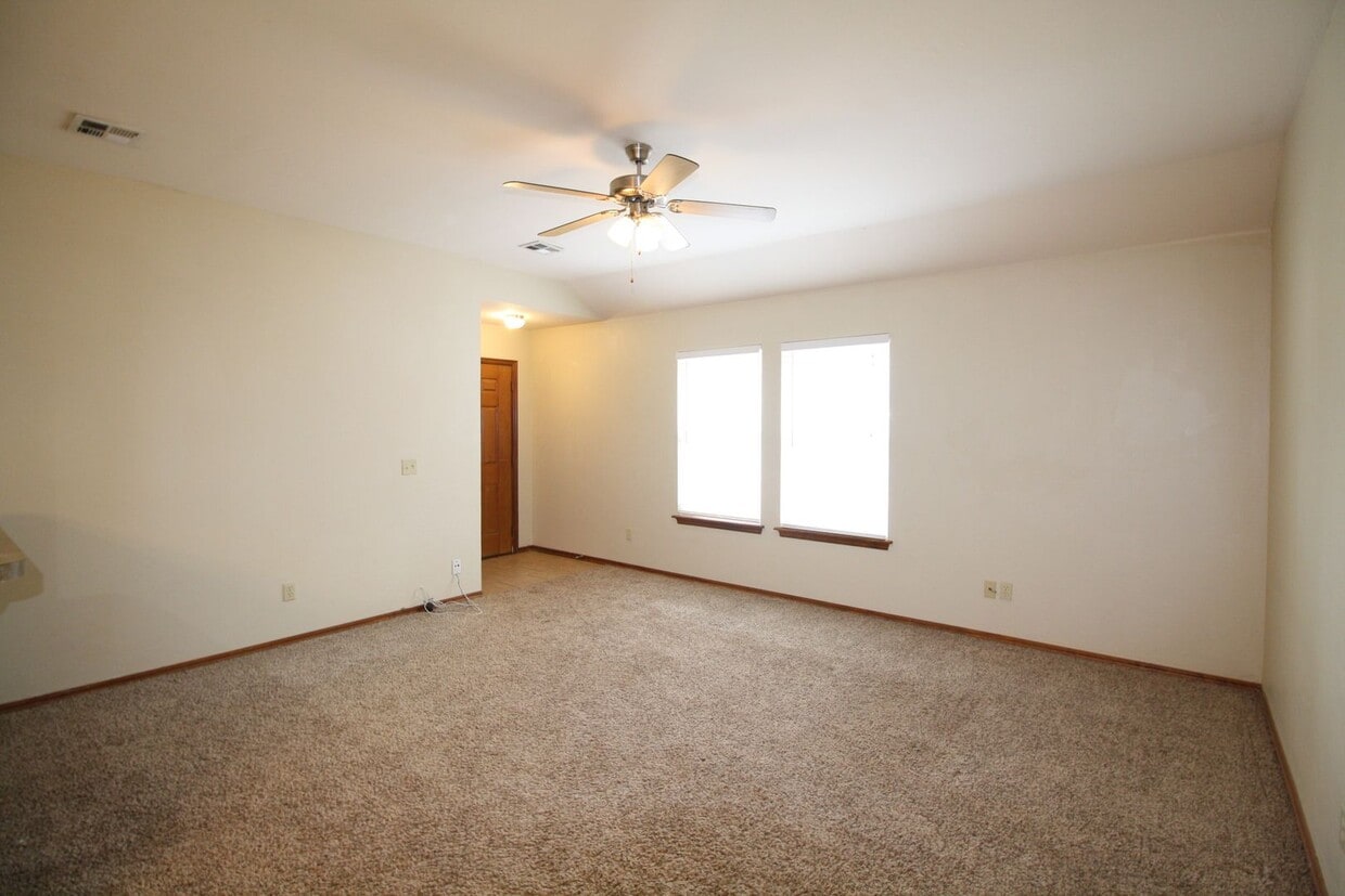 Primary Photo - Great location in Yukon! 3 Bed Duplex