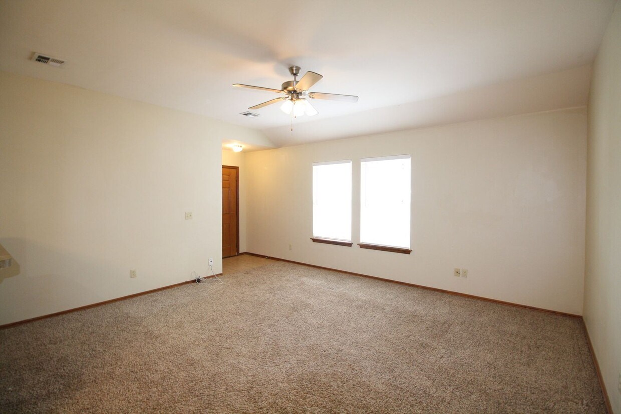 Great location in Yukon! 3 Bed Duplex - Great location in Yukon! 3 Bed Duplex